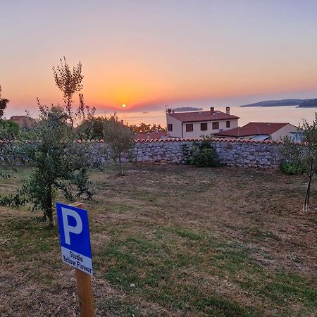 Studio Yellow Flower Rovinj Exterior foto