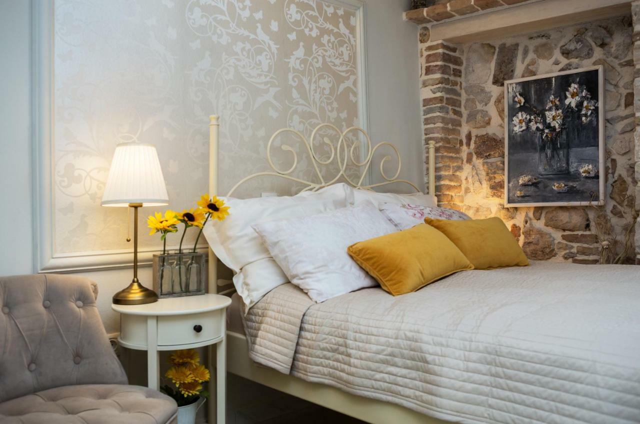 Studio Yellow Flower Rovinj Exterior foto