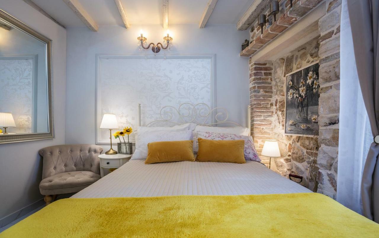 Studio Yellow Flower Rovinj Exterior foto